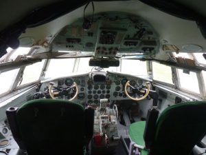 Cockpit der IL-18